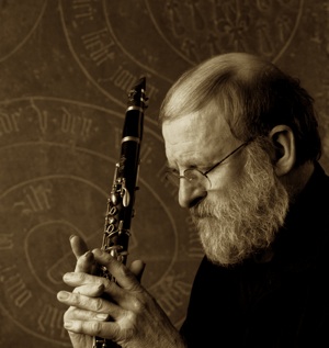 Willem Vermandere met klarinet, ingehouden